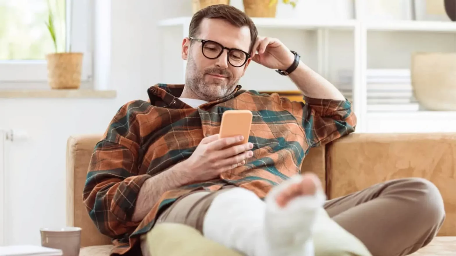 Autónomo trabajando en casa con portátil